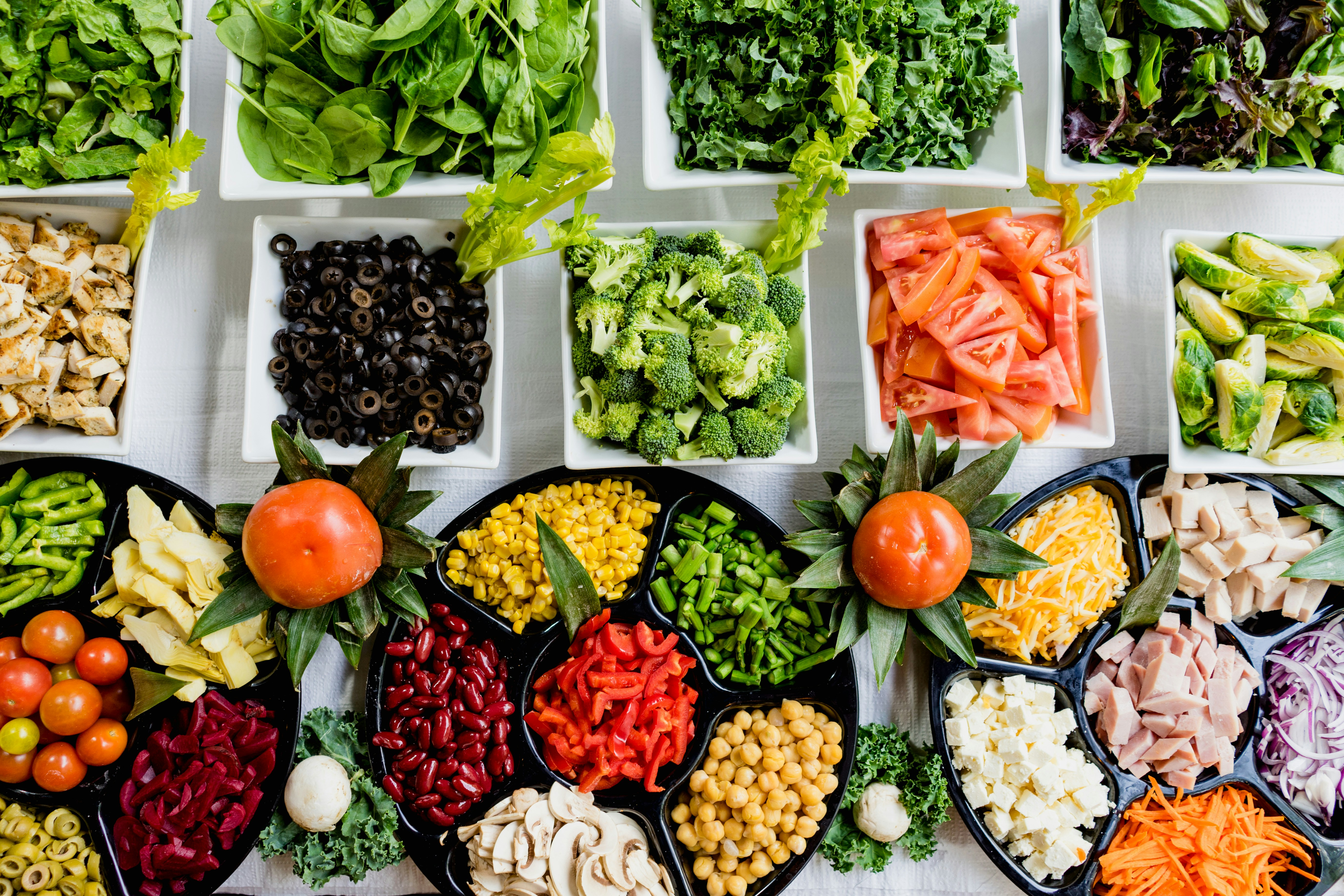Bowl saludable con verduras frescas y granos